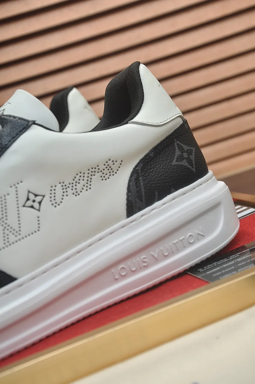Men's men's shoes 💰640💶Original development, quality shipping, welcome to compare - LV sneaker series sports shoes introduce the loose silhouette of the ready-to-wear series into the spring and summer men's wear shows and make an eye-catching appearance. The cow leather upper is combined with rough fabric laces, and colorful beading highlights the brand's classic elements. LV letters mark the tongue and Monogram floral outsole. Mixed materials Made of top-grain cowhide, thick shoelace design, large Monogram print on the side, mesh lining and cotton feet, the comfort is as extreme as ever, premium heritage, quality first, worth owning! Size: Men’s 38-45 (45 is custom-made and cannot be returned or exchanged)